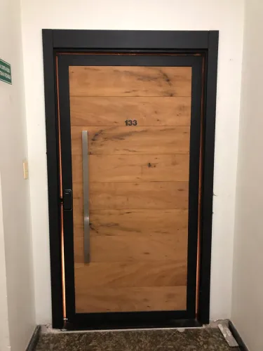 Porta em aço metalon com madeira de demolição 