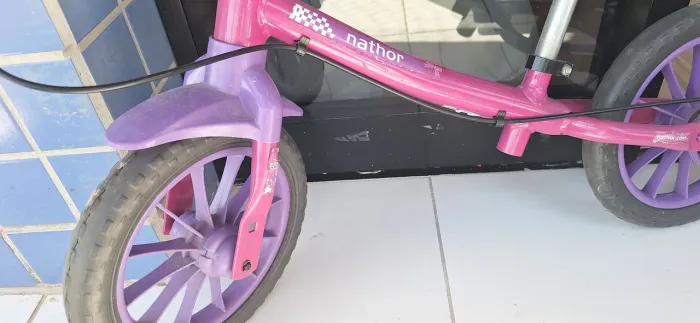 Bicicleta de equilíbrio rosa escuro e roxa
