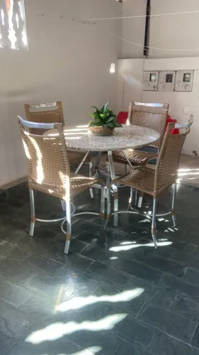 Vendo mesa redonda e 4 cadeiras, ideal para varanda, área gourmet ou espaço externo