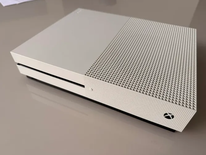 Xbox One S 500GB + Controle Original com Bateria Recarregável + 2 Jogos