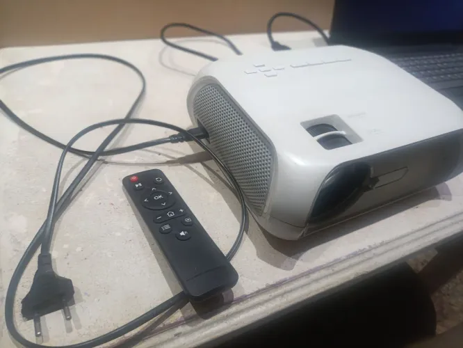 PROJETOR MULTIMÍDIA FULL HD 1080P;Projeta imagens em tamanho grande;nunca usado.