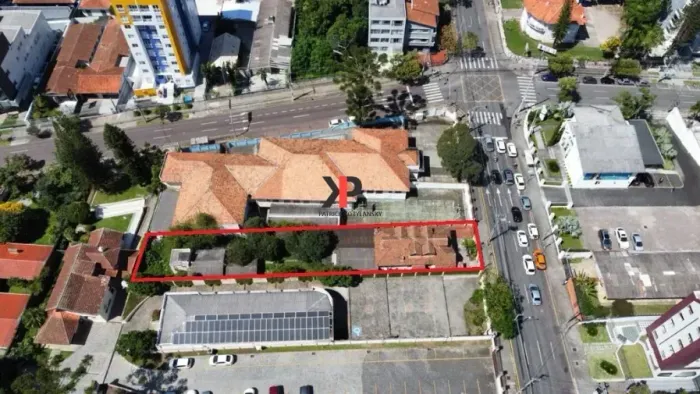 Terreno ZR-4 com 751 m2 com residência averbada. Localização Central!