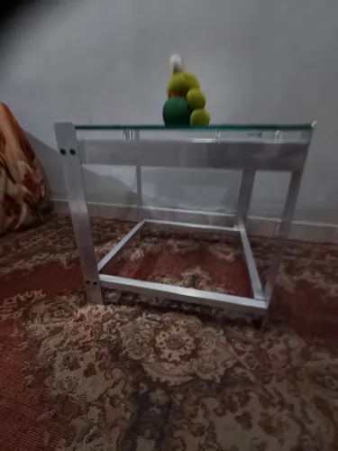 Mesa de centro de alumínio com tampa de vidro