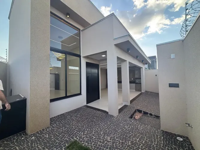 Casa à venda em Rio Verde - GO com espaço extremamente amplo, pé direito alto e 3 quartos