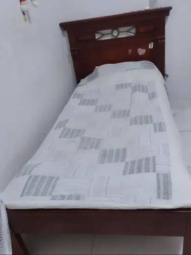 Veno 2 camas  de solteiro  c/ colchão  seminovas
