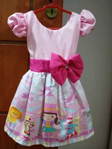 Vestido infantil rosa para festa e ocasiões especiais. .