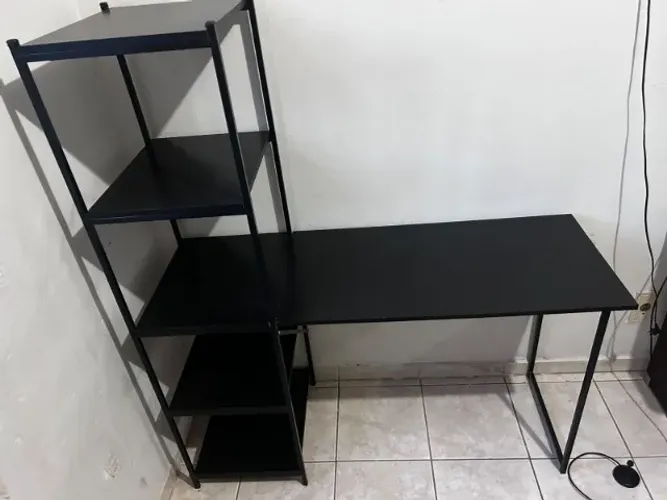 Escrivaninha Preta com 4 Prateleiras Laterais - Moderna e Funcional