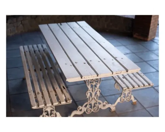 Mesa de madeira com pés de ferro 