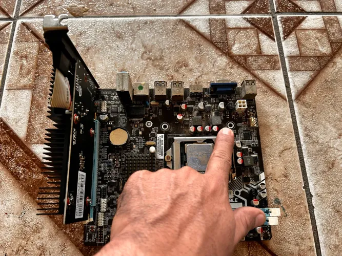 Placa mãe com processador i5 + placa de vídeo + memória 4 de ram