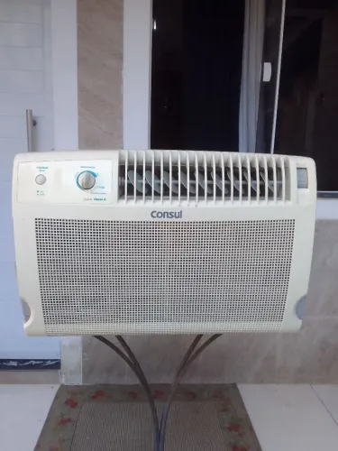 Ar condicionado 7500 BTUs.