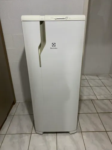 VENDO GELADEIRA 220V - PARA CONSERTO