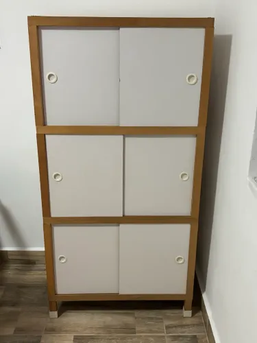 Armário de madeira com 6 portas de correr