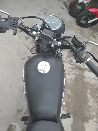 Suzuki Intruder 125 bem conservada.