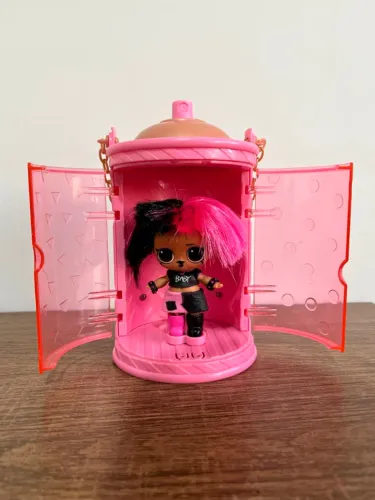 LOL Surprise com Cabine Rosa - Hairgoals Metal Babe
