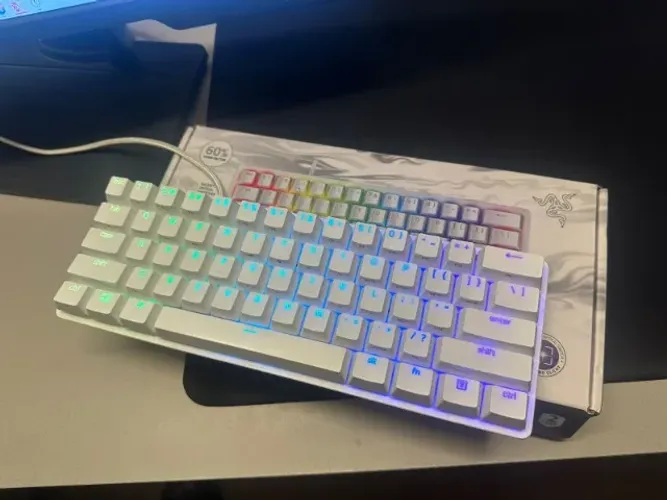 Teclado Huntsman Mini Razer Branco (Switch Purple) - Usado