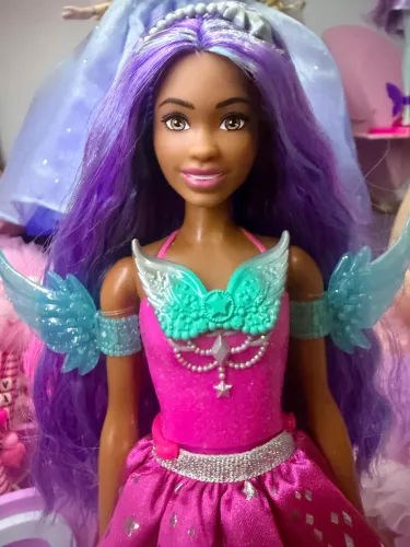 Esta imagem mostra uma boneca Mattel Barbie "Brooklyn" inspirada na série Barbie