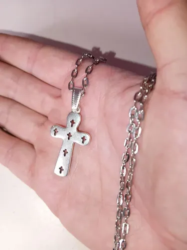 Crucifixo Pingente de 7 cruzes vazadas. NOVO. Aço com banho de ródio. 60 cm e 4mm.