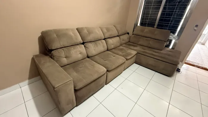 Sofa com 4 lugares com chaise