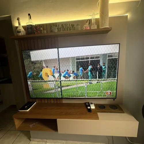 Vendo mesa com 4 cadeiras, painel para tv 1,50mt  x 1,50mt e guarda roupa casal 