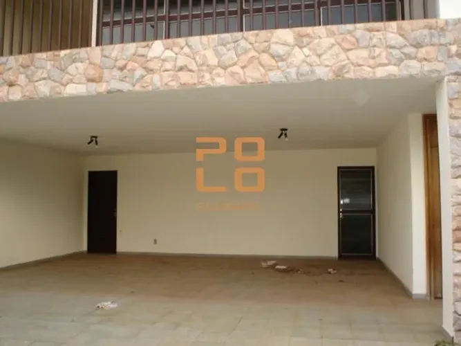 Sobrado com quatro quartos para alugar no Setor Serrinha, em Goiânia - GO.