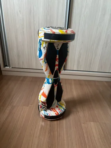 hoverboard elétrico com estampa colorida. 