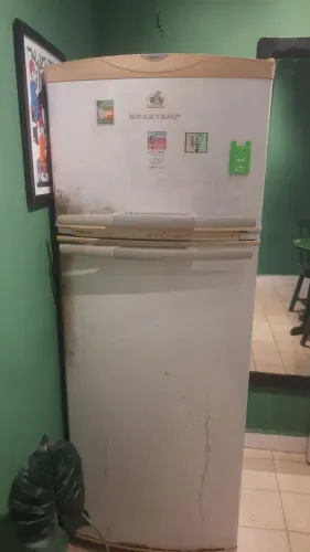 Vendo essa geladeira duas portas,gelo seco!!!