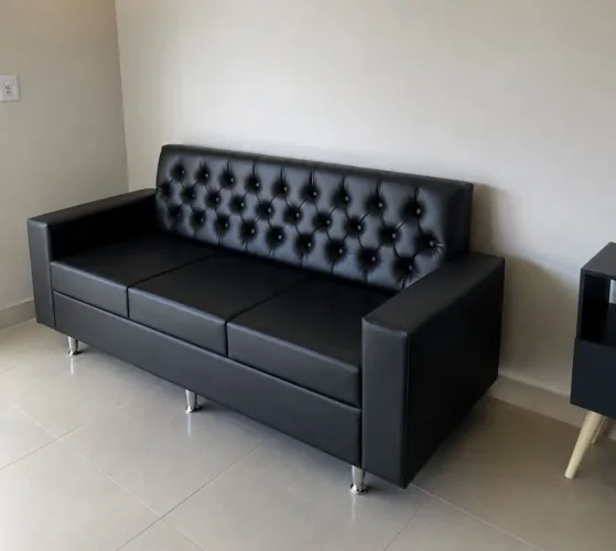 Sofá com revestimento sintético encosto em capitonê