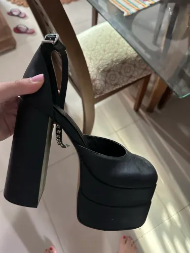 Salto plataforma preto com strass 