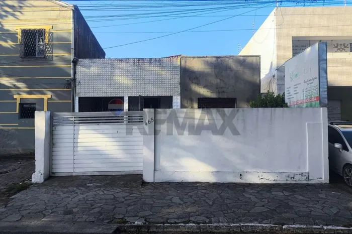 CASA COM TERRENO AMPLO NA AV. CAMILO DE HOLANDA