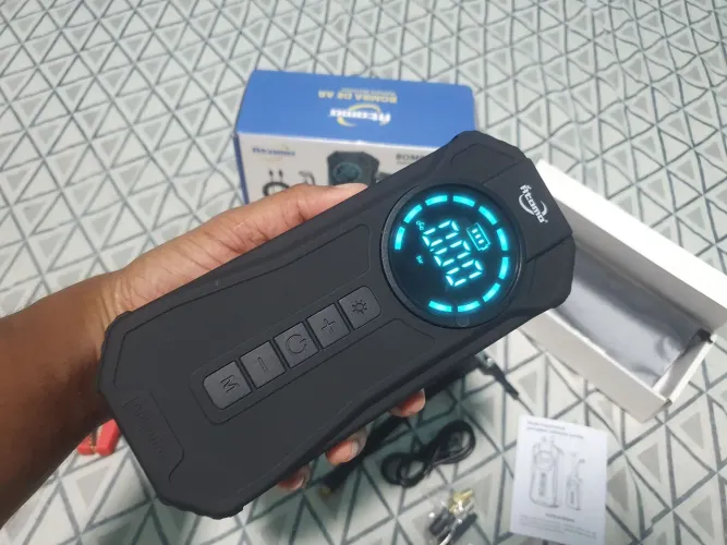 Compressor de ar portátil, carregador portátil e auxiliar de partida