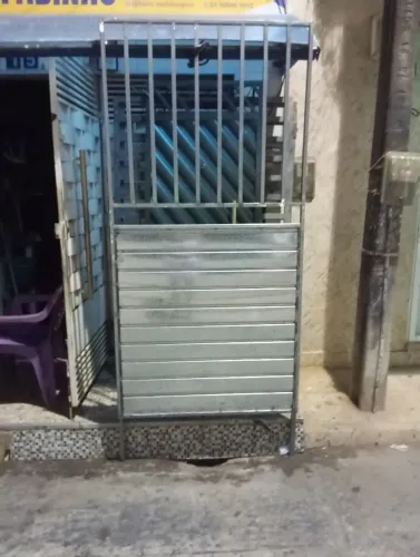 Vende-se portão de ferro medida 2,10 de altura por 1,4 m de largura