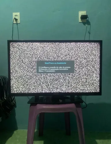 TV. 32 polegadas semi nova a. Está perfeitamente funcionando