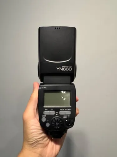 Flash Yongnuo YN660 ? detalhe na trava da tampa