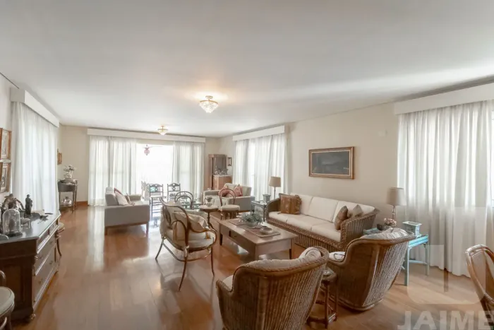 Apartamento em Higienópolis 4 suítes e 4 vagas em rua Arborizada