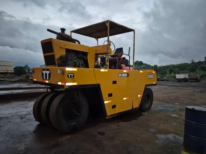 Rolo compactador de pneus 
