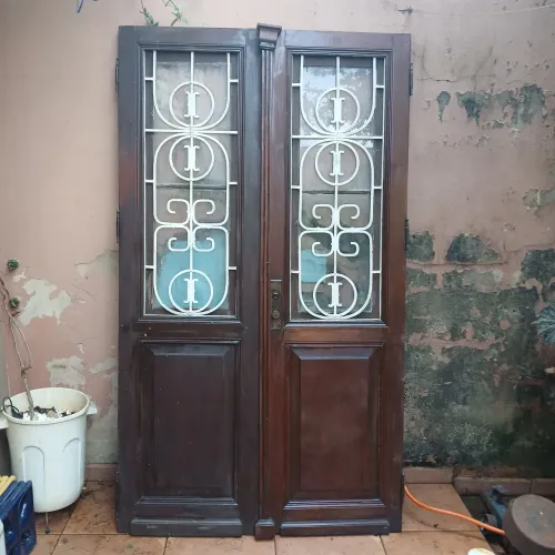 Antiga porta de madeira maciça (leia o anúncio)