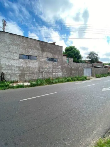 CASA RESIDÊNCIAL COM 04 VAGAS DE GARAGEM DESCOBERTA NO BAIRRO SÃO JOÃO.