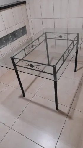 Mesa baratinha um dos cantos do vidro está com avarias