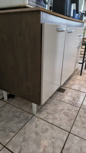 Armário de cozinha com duas portas e uma gaveta