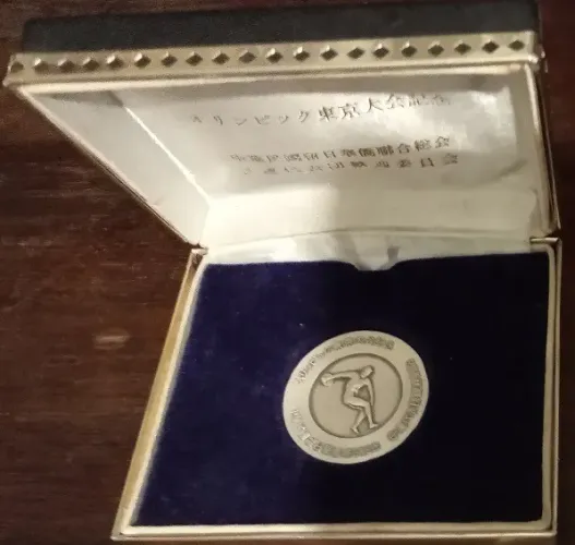 Medalha comemorativa dos Jogos Olímpicos de Tóquio - 1964 - Raridade - É vintage