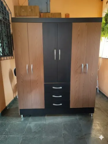 Guarda roupas de solteiro com 6 portas, sendo uma com espelho e 3 gavetas.