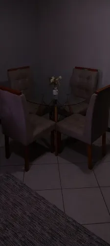 Mesa redonda de vidro com 4 lugares