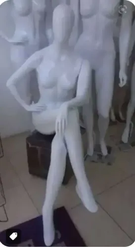 Manequim Casca de Ovo Branco Sentado - Usado, Bem Conservado