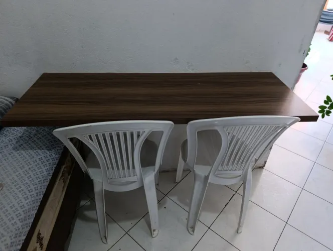 Mesa suspensa (valor incluso com as duas cadeiras da foto)