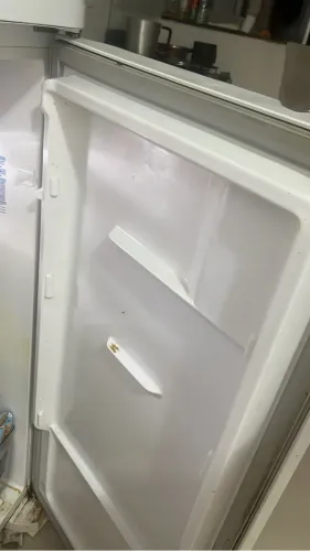 Geladeira usada, gela normalmente (defeito na porta)