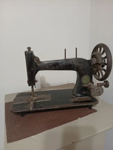 Vendo máquina de costura antiga