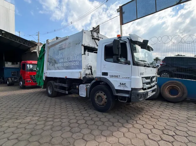 Caminhão compactador lixo 1729