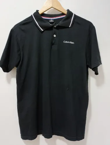 Camisa gola polo.