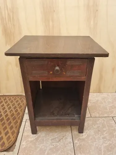 Mesa De Cabeceira Em Peroba Do Campo Com Tampo Em Fórmica