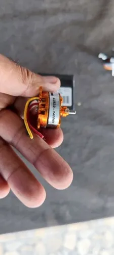 Motor Turnigy 2210